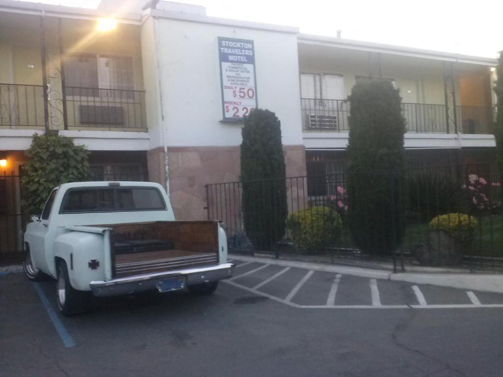 Stockton Travelers Motel エクステリア 写真