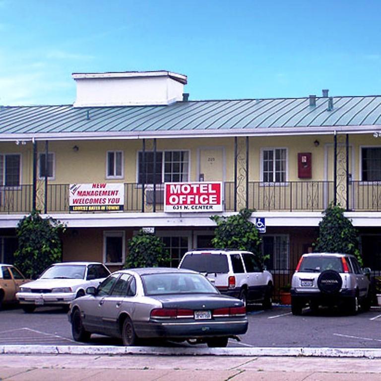 Stockton Travelers Motel エクステリア 写真